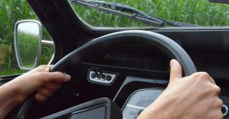 KADA NEKO OVAKO DRŽI RUKE NA VOLANU NE SJEDAJTE S NJIM: Trebate znati s kim imate posla 