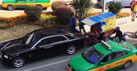 OVA FOTOGRAFIJA RASPLAKALA JE SVIJET:  Siromašni vozač udario u skupocijeni Rolls Royce, njegova REAKCIJA KIDA SRCE