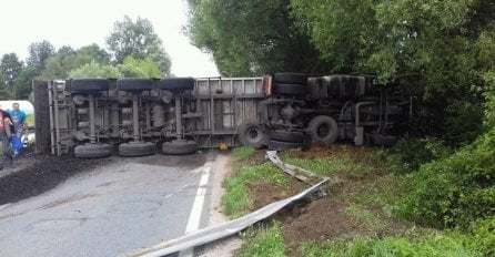 Prevrnuo se kamion sa 20 tona uglja: Vozač povrijeđen, saobraćaj blokiran 