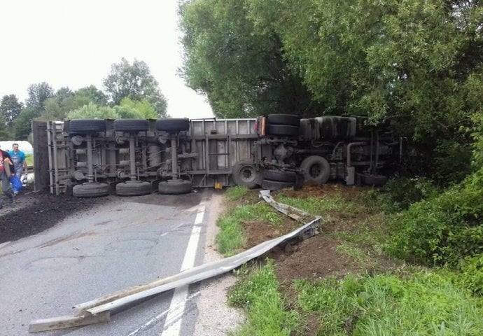 Prevrnuo se kamion sa 20 tona uglja: Vozač povrijeđen, saobraćaj blokiran 