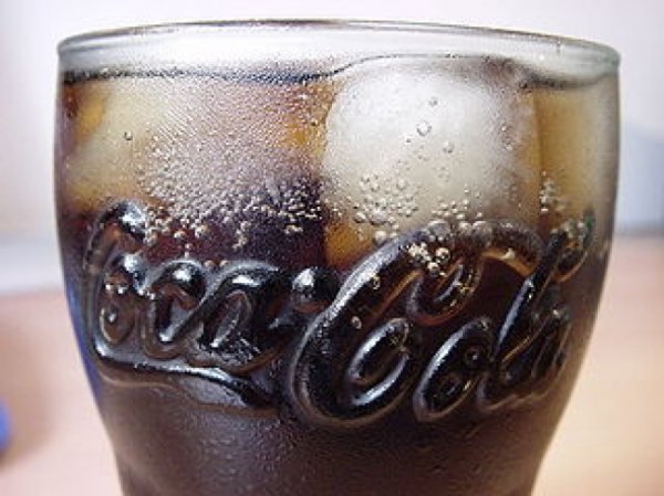 8452660-320px-coca-cola-glas-mit-eis-1482512476-650-32e9147584-1483623278