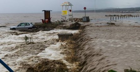 GRČKA: Voda nosi auta u more, obilne padavine dovele do ozbiljnih poteškoća, nestašica vode (VIDEO) 