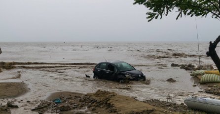 NEZAPAMĆENE POPLAVE ŠIROM GRČKE: Bujica nosi automobile u more, putevi pod vodom! (FOTO)