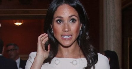 MEGHAN MARKLE PREKRŠILA KRALJEVSKI PROTOKOL, BRITANCIMA JE SADA PREKIPILO: "Ovo je najgore što dama može napraviti" (VIDEO)