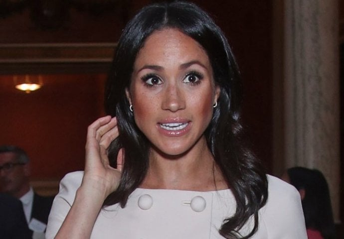 MEGHAN MARKLE PREKRŠILA KRALJEVSKI PROTOKOL, BRITANCIMA JE SADA PREKIPILO: "Ovo je najgore što dama može napraviti" (VIDEO)