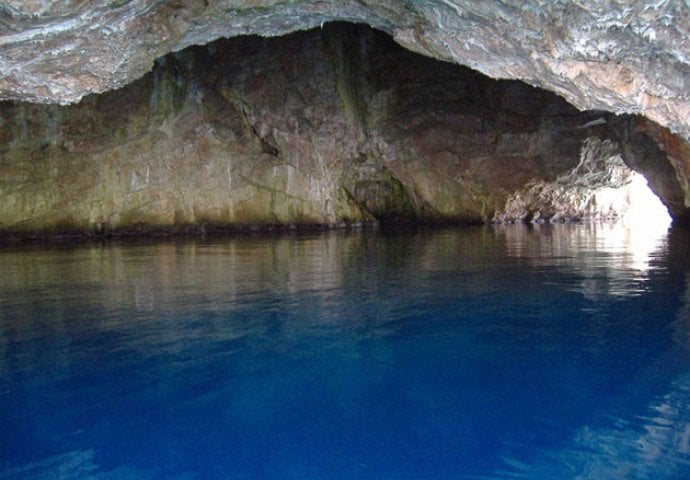 PRIRODNI FENOMEN KOJI MORATE VIDJETI: Plava špilja u Crnoj Gori je pravi odmor za oči (FOTO)