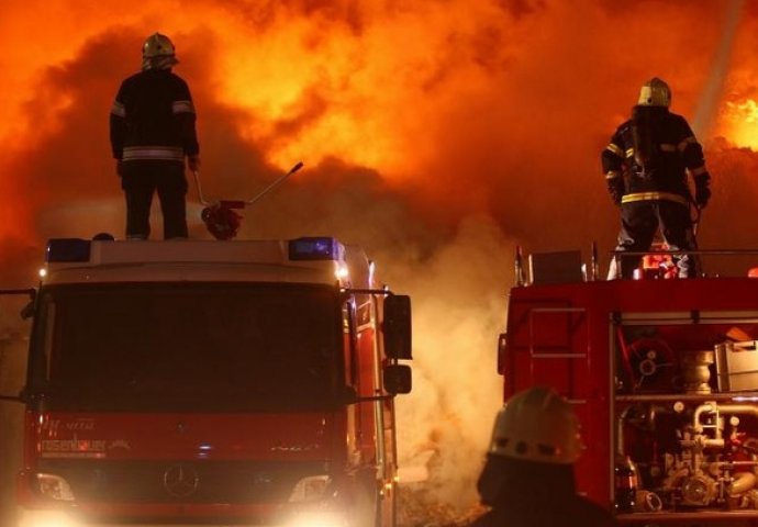 ŠIBENIK: Vatrogasci se bore s tri požara, pomaže im kanader, bura otežava gašenje 