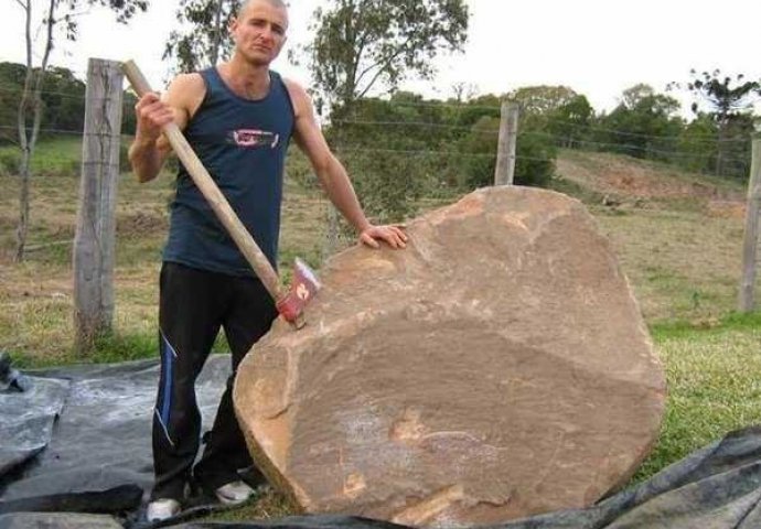 UZEO JE SJEKIRU I POČEO UDARATI PO VELIKOJ STIJENI: Kada je nakon mjesec dana pokazao majci, počela je da plače i jeca (FOTO)