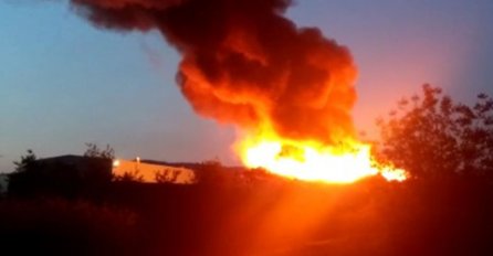 Vinkovci: Izbio požar u firmi, na terenu su policija i vatrogasci