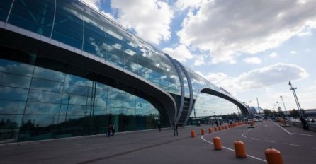 BLOKIRAN DIO AERODROMA U MOSKVI: Jedna osoba leži na podu, druga uhvaćena sa eksplozivom