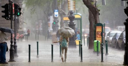 VELIKO NEVRIJEME SRUČILO SE NAD BEOGRADOM: Sve je potopljeno, ulicama teku rijeke, a evo gdje je najgore 