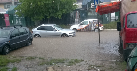 Poplave u beogradskom naselju izazvale saobraćajni kolaps!