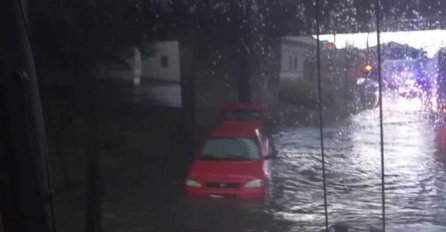 VODA UŠLA U KUĆE, STANJE JE ALARMANTNO: Obilne padavine napravile haos, jedna osoba povrijeđena!