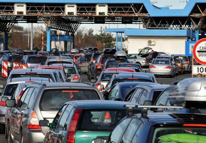 STANJE NA PUTEVIMA: Na graničnim prelazima Izačić na izlazu i Bosanski Brod na ulazu u našu zemlju pojačan je promet vozila