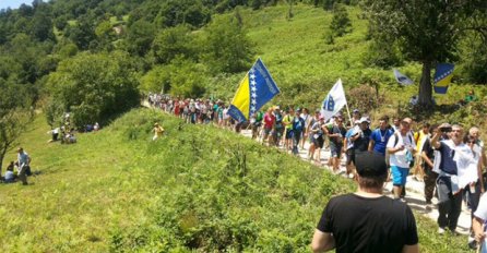 Put dug 350 kilometara:  Grupa Bugojanaca krenula pješice u Potočare