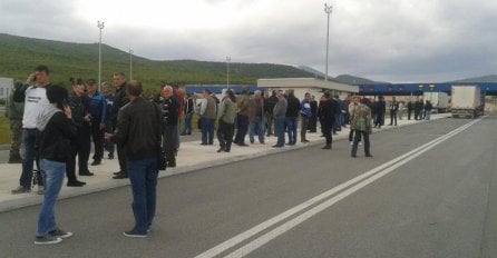 Još uvijek zbog protesta građana blokiran GP Bijača