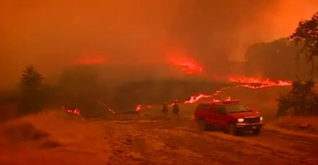 POŽAR BJESNI, VATRA GUTA SVE PRED SOBOM: Vatrogasci nemoćni, ljudi u panici bježe (FOTO+VIDEO)