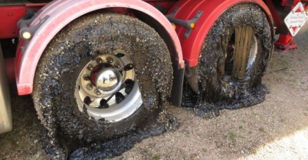 Topio se asfalt, vozila potonula u cestu 