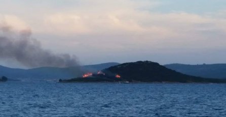 ZBOG BAKLJADE ZA VATRENE ZAPALILI POZNATI OTOK: Istraga je u toku