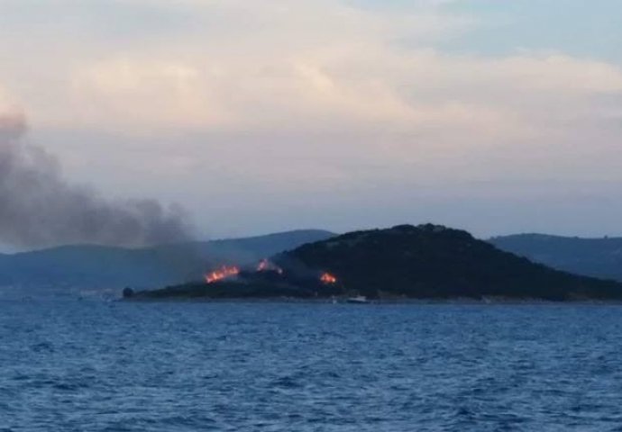 ZBOG BAKLJADE ZA VATRENE ZAPALILI POZNATI OTOK: Istraga je u toku