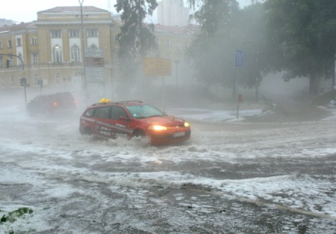 Upaljen crveni meteoalarm: Region će pogoditi obilne padavine