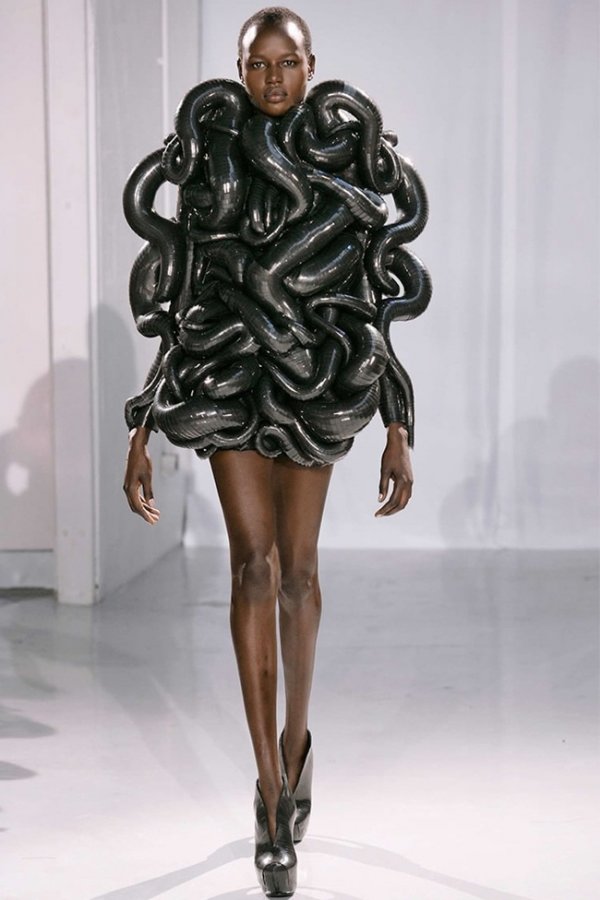 22146760-innovative-fashion-16-1522319587-650-e5bc6769b3-1524732451