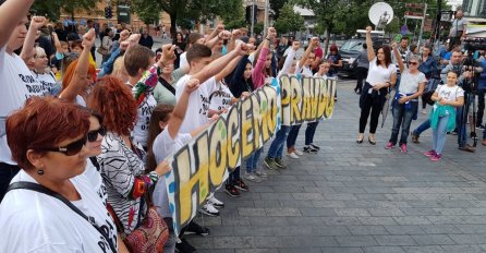 GRAĐANI SE POČELI OKUPLJATI NA TRGU KRAJINE: Svi pjevaju pjesmu "Klinac u getu"