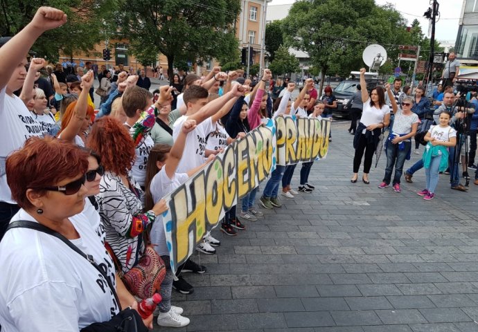 GRAĐANI SE POČELI OKUPLJATI NA TRGU KRAJINE: Svi pjevaju pjesmu "Klinac u getu"