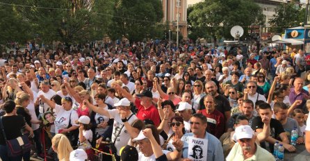 JOŠ 20 MINUTA DO POČETKA MIRNOG OKUPLJANJA GRAĐANA KOJI TRAŽE ISTINU I PRAVDU: Banjaluka pred početak skupa (FOTO) 