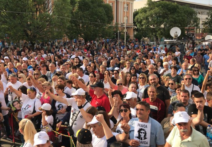 JOŠ 20 MINUTA DO POČETKA MIRNOG OKUPLJANJA GRAĐANA KOJI TRAŽE ISTINU I PRAVDU: Banjaluka pred početak skupa (FOTO) 