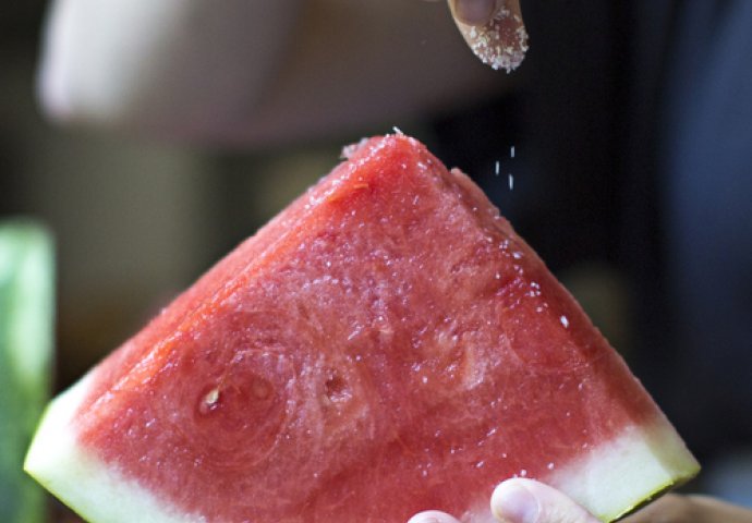 Možda zvuči ludo, ali zaista djeluje: Uz ovaj jeftini trik vaša će LUBENICA BITI JOŠ SOČNIJA