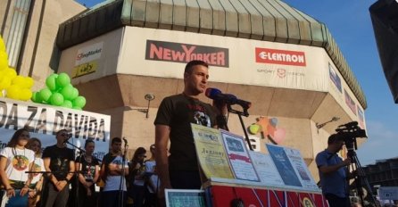 EMOTIVNO OBRAĆANJE DAVORA DRAGIČEVIĆA NA TRGU KRAJINE: Ovo je ruka istine i pravde, istina je surova, pravda će biti još surovija