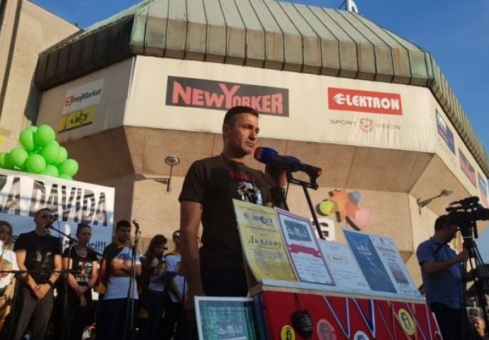 EMOTIVNO OBRAĆANJE DAVORA DRAGIČEVIĆA NA TRGU KRAJINE: Ovo je ruka istine i pravde, istina je surova, pravda će biti još surovija