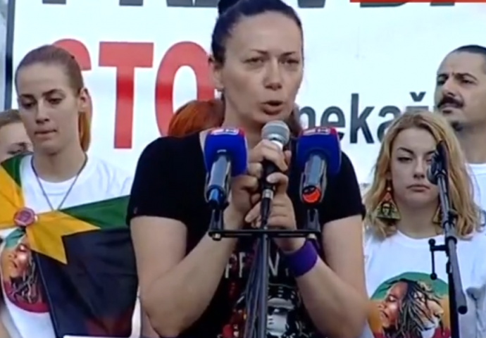 OBRAĆANJE MAJKE DAVIDA DRAGIČEVIĆA NA TRGU KRAJINE: "Mile, Milorade mislila sam da si glavni baja, ali nisi, Lukač je glavni baja"