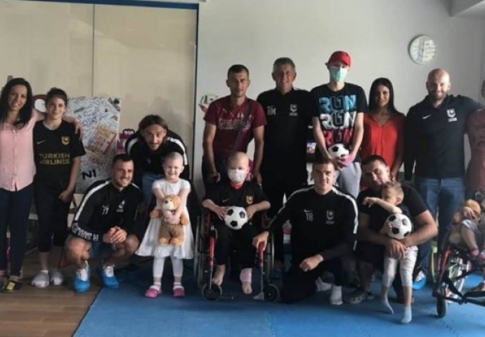 Delegacija FK Sarajevo posjetila Roditeljsku kuću i mališane oboljele od raka