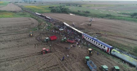 Putnički voz u Turskoj izletio iz šina zbog obilnih padavina 