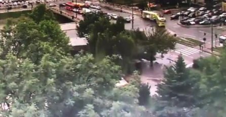 NEVJEROVATNA SCENA U CENTRU GRADA: Pogledajte dramatičan snimak iskakanja tramvaja iz šina u Sarajevu