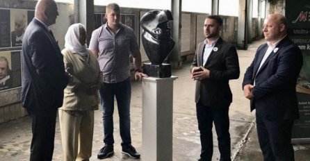 Skulptura majke i djeteta poklonjena Memorijalnom centru Potočari