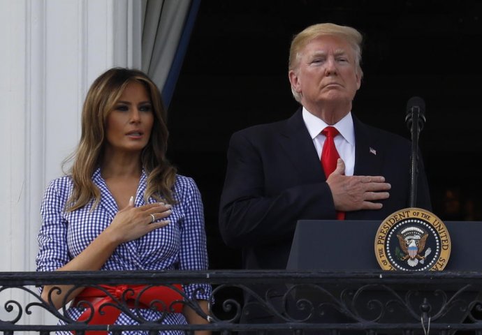 OTKRIVENO NAKON TRI GODINE: Prva dama Melania Trump uvijek pozira OTVORENIH USTA, A SADA JE OTKRIVEN RAZLOG!