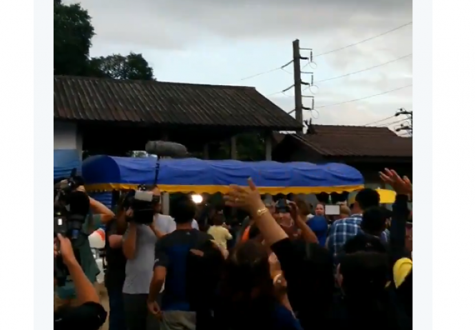 DIRLJIVI SNIMCI SA TAJLANDA: Evo kako su prolaznici pozdravljali izbavljene dječake
