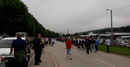 Ljudi u kolonama pristižu u Potočare