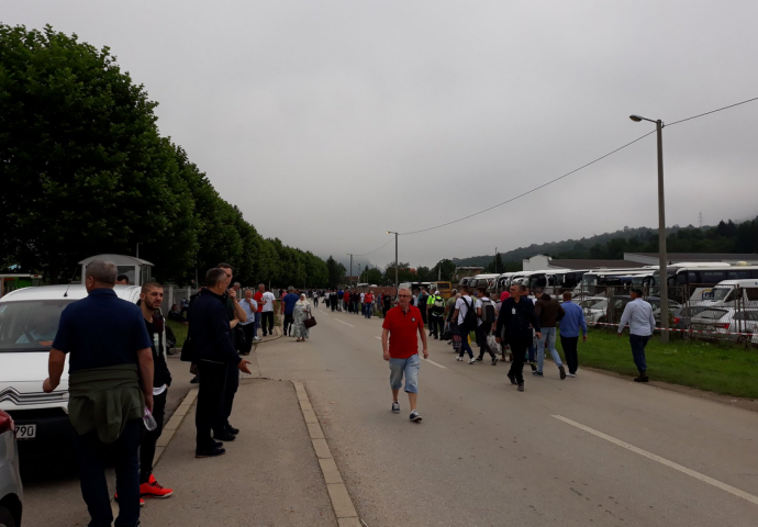 Ljudi u kolonama pristižu u Potočare