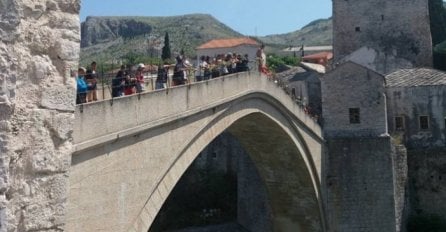 Sa Starog mosta skočio državljanin Malezije i nije isplivao