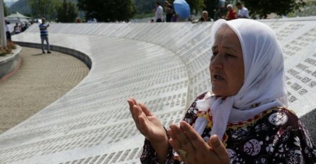 Pored mezara ostaje rodbina, kolone ljudi odlaze iz Potočara