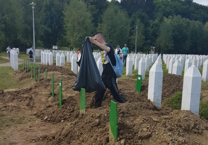 Studenti iz Sarajeva očistili mezarje žrtava genocida
