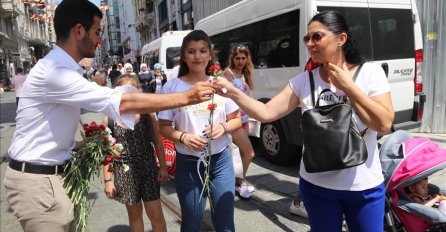 KARANFILI ZA NEVINO STRADALE: U Istanbulu obilježena godišnjica genocida u Srebrenici