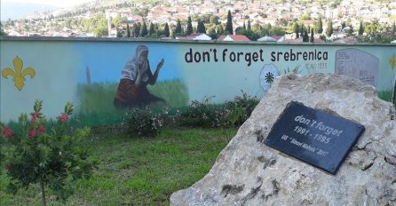 Mostar: Oslikan mural za žrtve genocida u Srebrenici