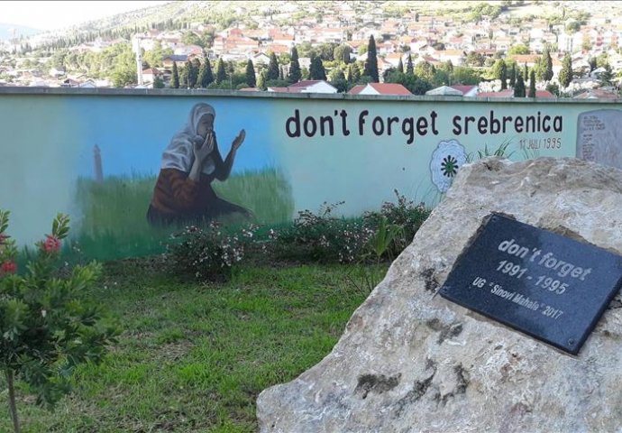 Mostar: Oslikan mural za žrtve genocida u Srebrenici
