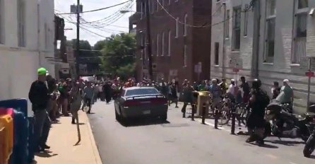 Automobilom uletio u demostrante, hitna pomoć na terenu!