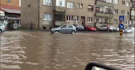 NEVRIJEME U TUZLI: Kolaps u saobraćaju, poplavljeni mnogi stambeni objekti!
